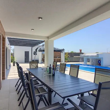 New Luxury With Extra Heated Pool With Hydromassage, Biliard Near Town Center *