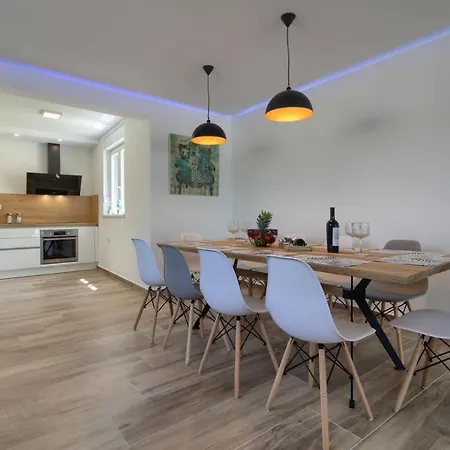 Villa New Luxury With Extra Heated Pool With Hydromassage, Biliard Near Town Center Marčana