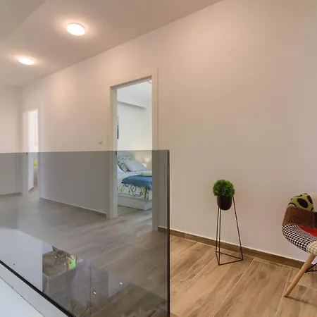Villa New Luxury With Extra Heated Pool With Hydromassage, Biliard Near Town Center