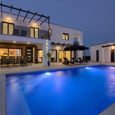 New Luxury With Extra Heated Pool With Hydromassage, Biliard Near Town Center Villa
