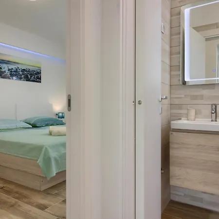 New Luxury With Extra Heated Pool With Hydromassage, Biliard Near Town Center