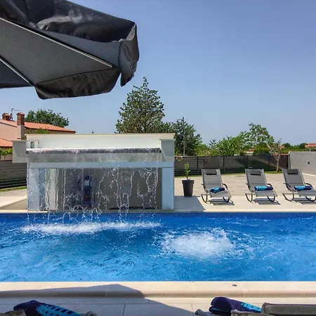 Villa New Luxury With Extra Heated Pool With Hydromassage, Biliard Near Town Center