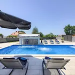Luxury With Extra Heated Pool With Hydromassage, Biliard Near Town Center And By Wiibuk Vila Marcana