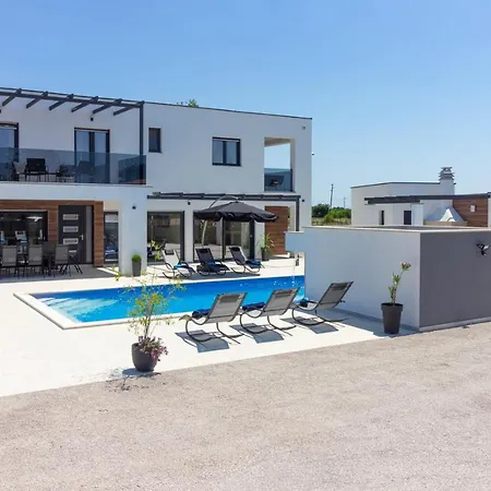 Villa New Luxury With Extra Heated Pool With Hydromassage, Biliard Near Town Center *