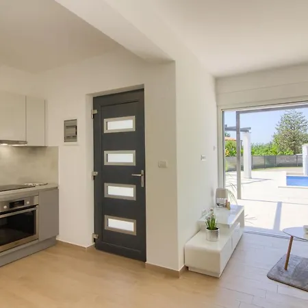 New Luxury With Extra Heated Pool With Hydromassage, Biliard Near Town Center *