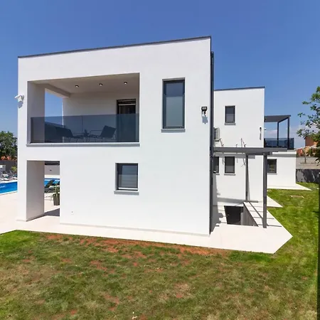 New Luxury With Extra Heated Pool With Hydromassage, Biliard Near Town Center Villa