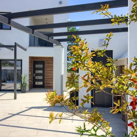 New Luxury With Extra Heated Pool With Hydromassage, Biliard Near Town Center Villa Marcana