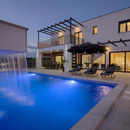 New Luxury With Extra Heated Pool With Hydromassage, Biliard Near Town Center Marcana