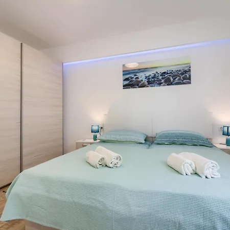 New Luxury With Extra Heated Pool With Hydromassage, Biliard Near Town Center Villa