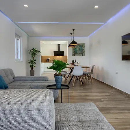 Villa New Luxury With Extra Heated Pool With Hydromassage, Biliard Near Town Center