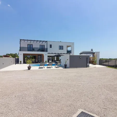 New Luxury With Extra Heated Pool With Hydromassage, Biliard Near Town Center Villa *