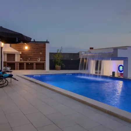 New Luxury With Extra Heated Pool With Hydromassage, Biliard Near Town Center Marcana