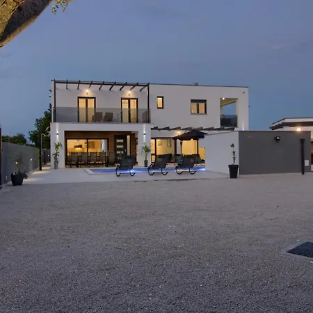 New Luxury With Extra Heated Pool With Hydromassage, Biliard Near Town Center *