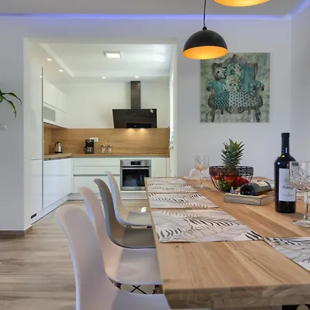 New Luxury With Extra Heated Pool With Hydromassage, Biliard Near Town Center Villa Marcana