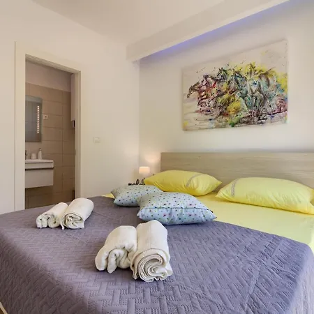 New Luxury With Extra Heated Pool With Hydromassage, Biliard Near Town Center